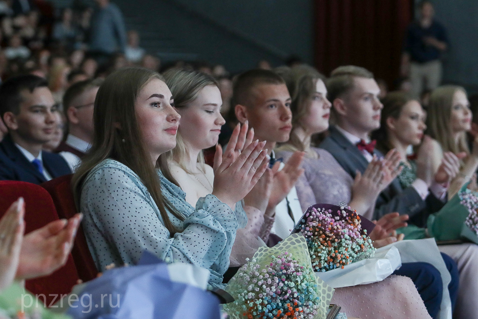 Пензенских выпускников поздравили с окончанием школы