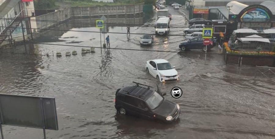 Сильный дождь привел к затоплению дорог и улиц в Пензе