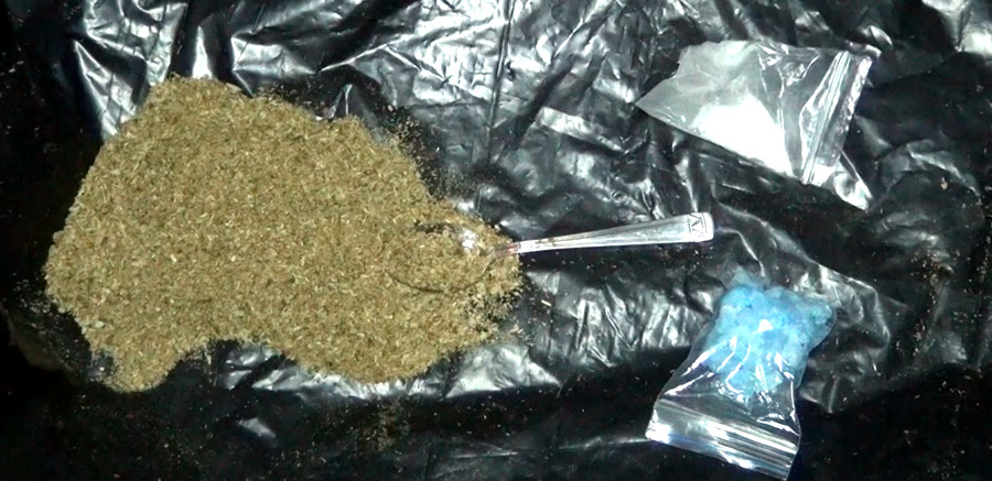 Полицейские задержали женщину с пакетом, в котором была марихуана