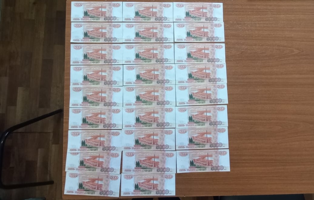 В Пензе у женщины сожитель украл сбережения, подменив деньги на билеты банка приколов
