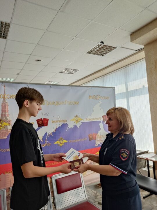 В Пензе в рамках акции «Мы — граждане России!» торжественно вручили паспорта школьникам