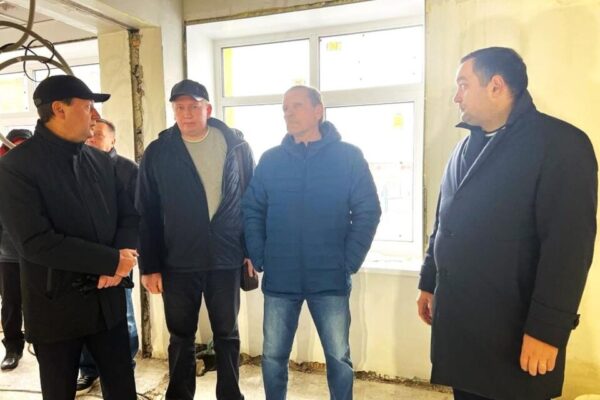 Чиновники проверили ход капремонта школы №220 в Заречном
