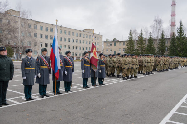 Боевое знамя вручили воинской части Росгвардии в Заречном