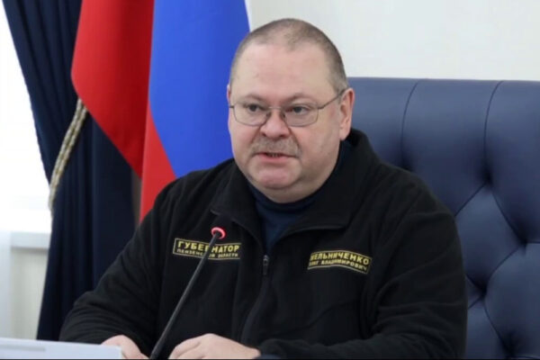 Мельниченко поручил закупить канцтовары для прибывающих юных белгородчан