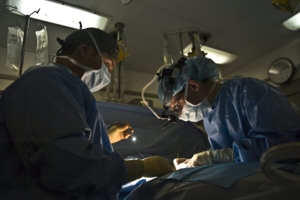 В Пензе врачи извлекли осколки из руки участника СВО