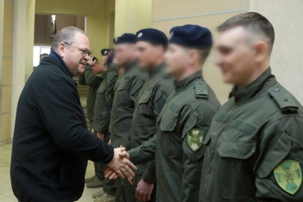 Мельниченко вручил береты со знаками отличия лучшим СОБРовцам