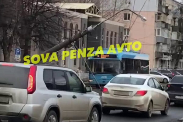 В Пензе прокуратура выясняет причины падения столба на улице Суворова